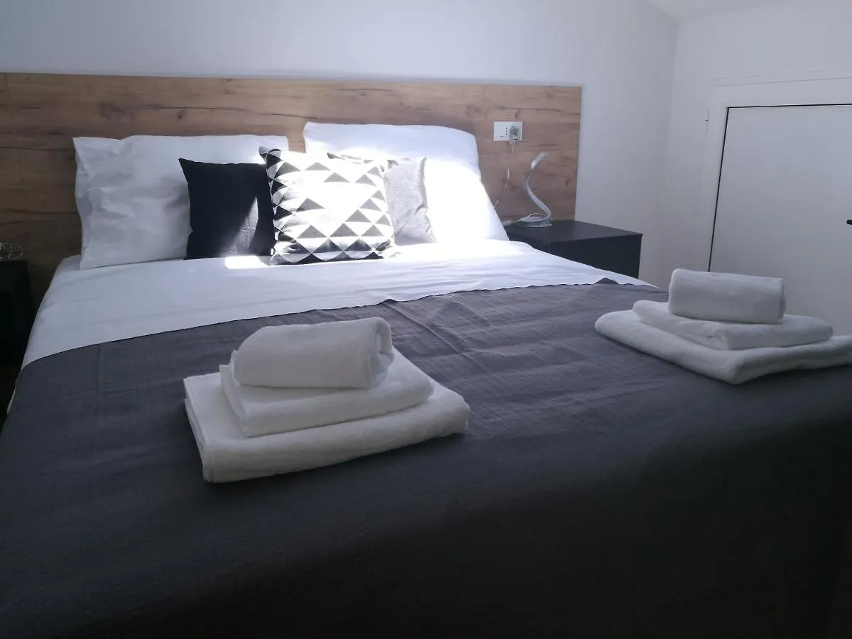 Excelsior Apartments ロヴィニ